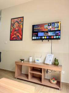 a television on a wall with a wooden table at Casa Sto Domingo terraza PB 3KM del centro in Oaxaca City