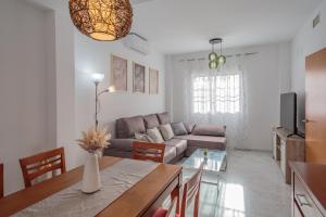 a living room with a couch and a table at El Rincón Sevillano in Gerena