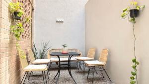 a table with four chairs and a table with a plant at Casa Sto Domingo terraza PB 3KM del centro in Oaxaca City