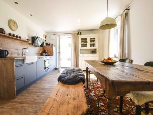 a kitchen with a wooden table with a bowl of fruit at Ferienwohnung Im Weiler, 70 Qm in Winterlingen