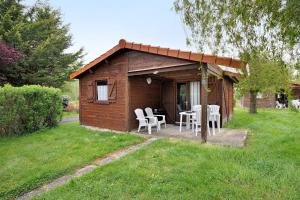 a small cabin with a table and chairs in a yard at Chalet confort 17 in Saint-Gervais