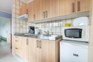a kitchen with a sink and a microwave at Apartamento Portosun Estrella in Portocolom