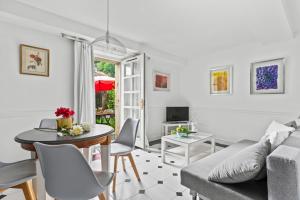 a living room with a couch and a table at Apartamento 4 Casa Las Indianas in Selores
