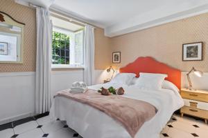 a bedroom with a large bed and a window at Apartamento 4 Casa Las Indianas in Selores