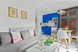 a living room with a gray couch and a table at Apartamento 4 Casa Las Indianas in Selores