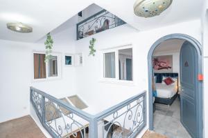 Un pat sau paturi într-o cameră la Tweets Hotel