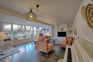 a living room with couches and a piano at Meublés de tourisme Griotte et Cannelle in Bergbieten +57 photos