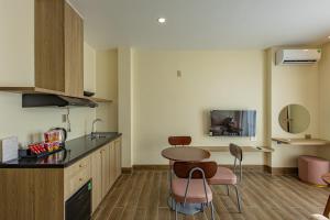 a kitchen with a table and chairs in a room at Cham Charm Home Mui Ne in Ấp Thiện Phước