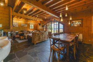 a kitchen and dining room with a table and a tub at Gabbro-Chalet Moderne Tout Confort in Villard-Reculas