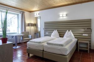 Tempat tidur dalam kamar di Hotel Bergland