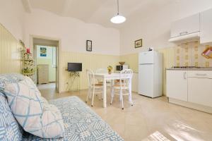 a kitchen and dining room with a table and chairs at Mare Etrusco 4 in Populonia