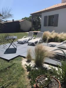 a group of chairs sitting in a yard at Le Nid Marin - 76 in Pornic