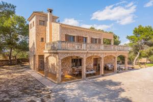 an external view of a house with a balcony at S'escodra in Llucmajor