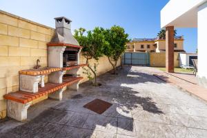 an outdoor fireplace on the side of a building at Luisa 3 in Conil de la Frontera
