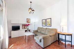 a living room with a couch and a tv at Luisa 3 in Conil de la Frontera