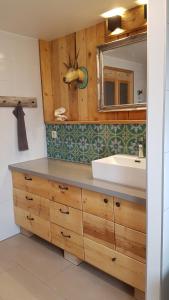 a bathroom with a sink and a mirror at Den Bergen Ganz Nah in Pfronten