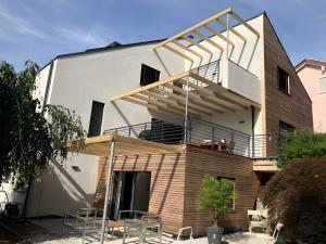 a house with a staircase on the side of it at Ferienwohnung am Rotmannsweg in Marbach am Neckar