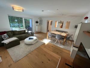 a living room with a couch and a table at Ferienwohnung am Rotmannsweg in Marbach am Neckar