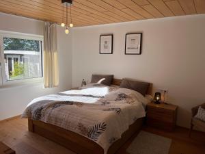 a bedroom with a bed and a window at Ferienwohnung am Rotmannsweg in Marbach am Neckar