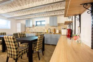 a kitchen with a table and chairs in a room at Margarethengasse Comfort Rooms Old Town in Sibiu