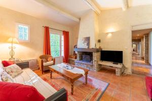 a living room with a couch and a fireplace at La Rivière in Velleron