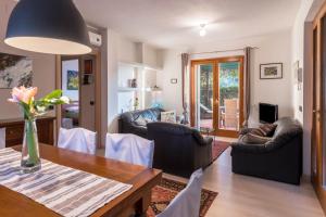 a living room with a table and chairs at Ferienwohnung Gardasee Castion in Castion Veronese