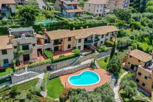 an aerial view of a house with a swimming pool at Ferienwohnung Gardasee Castion in Castion Veronese