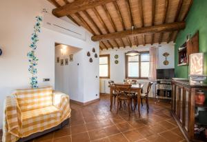 a kitchen and dining room with a table and chairs at La Farneta in Monteriggioni