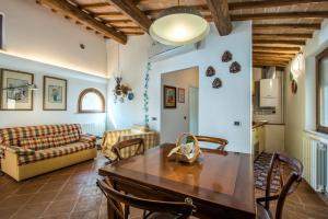 a living room with a table and a couch at La Farneta in Monteriggioni