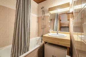a bathroom with a sink and a bath tub at Studio Rez-de-jardin, 4 pers Chatel in Châtel