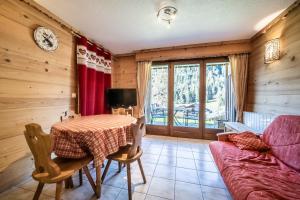 a living room with a table and a couch at Studio Rez-de-jardin, 4 pers Chatel in Châtel