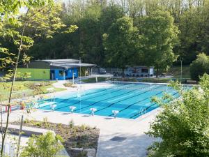 an overhead view of a large swimming pool at Biobauer Heubach in Iphofen