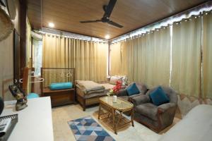 ein Wohnzimmer mit Sofa und Tisch in der Unterkunft Full Stop Hostel in Rishikesh