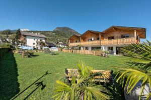 a house with a large yard with a house at Chalet Schaller in Missiano