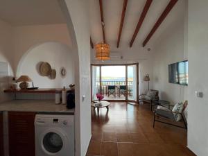 a kitchen and living room with a washing machine at Apartamento Natalia in Menorca
