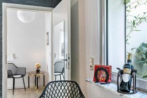 a room with a table with a bottle of wine at Kleines Haus in Bernau bei Berlin