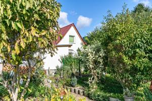 a garden in front of a white house at Kleines Haus in Bernau bei Berlin