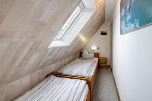two bunk beds in a room with a skylight at Bauernhof Angelika Schulze Pellworm in Pellworm