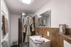 a bathroom with a sink and a mirror at Vogelsberger Bett Köddingen in Köddingen +31 photos