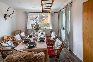 a dining room with a long table and chairs at Vogelsberger Bett Köddingen in Köddingen
