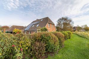 a house with a lot of bushes in front of it at Ferienwohnung Freiblick in Neukirchen