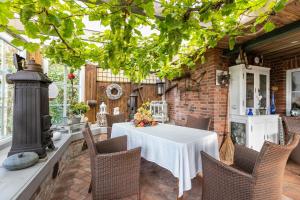 a dining room with a white table and chairs at Ferienwohnung Freiblick in Neukirchen
