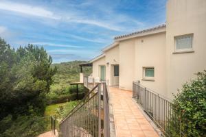 a balcony of a house with a fence at Appartamento Sea View in Baja Sardinia