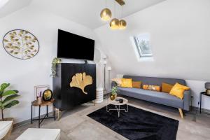 a living room with a couch and a tv at Deluxe Apartment in Duisburg