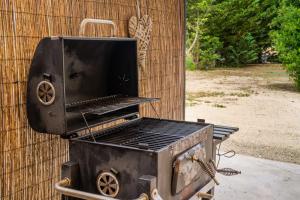 a barbecue grill sitting next to a wall at Finca Son Palanca in Sineu