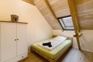 a small bedroom with a bed and a window at Fewo am Flämingrand in Zahna-Elster