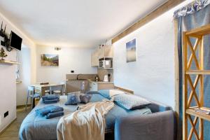 a bedroom with a blue bed in a room at Maison Olga in Valtournenche