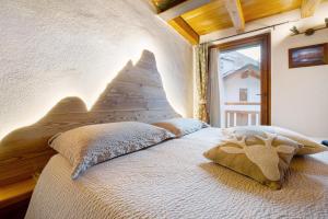 a bedroom with a large bed with a window at Maison Olga in Valtournenche