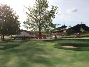 Blick auf einen Golfplatz mit einem grünen in der Unterkunft Tiny House Lohse in Wemding
