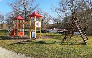 ein Park mit einem Spielplatz mit Schaukel in der Unterkunft Tiny House Lohse in Wemding